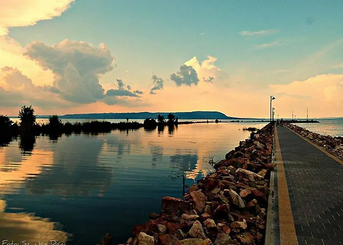 Port Etterem&panzio 住宿加早餐酒店 Balatonmáriafürdő
